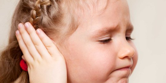 Menggoyang Kepala untuk Mengeluarkan Air Bisa Sebabkan Cedera Otak pada Anak
