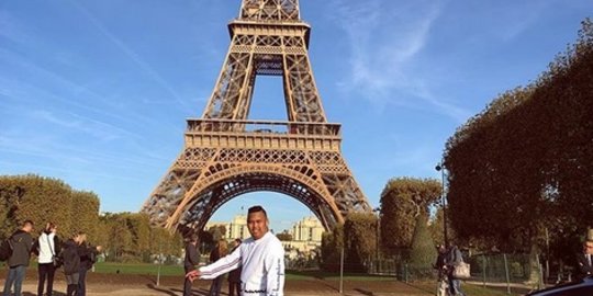 depan menara eiffel paris rev1