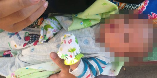 Bayi Perempuan Dalam Kardus Dibuang di Pinggir Jalanan Kota Bekasi