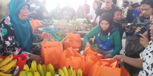 Akikah La Lembah Manah, Gibran Bagikan Ratusan Nasi Kotak ke Pedagang Pasar Gede