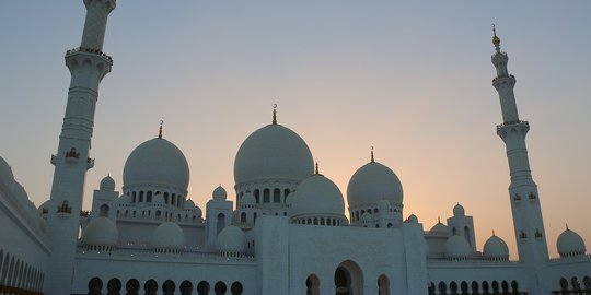 membaca al quran di masjid