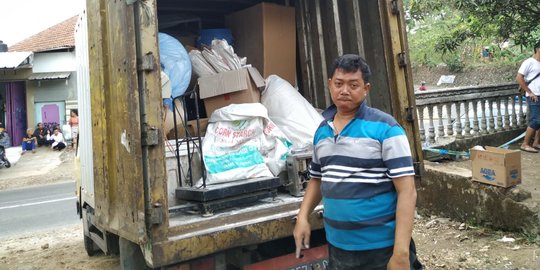 BNN Kota Tasikmalaya Angkut Barang Bukti Penggerebekan dari Rumah Produsen Narkotika