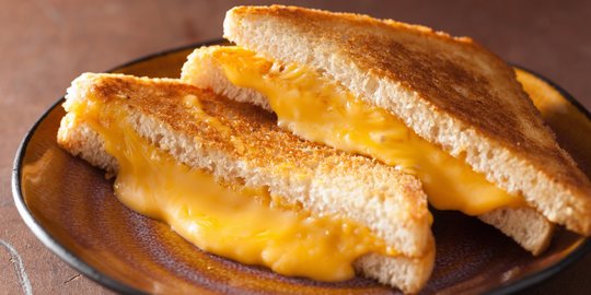 Cara Membuat Grilled Cheese Klasik dengan Keju Meleleh Sempurna