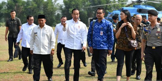 Jokowi Ajak Dua Stafsus Milenial Tinjau Proyek Dermaga Patimban