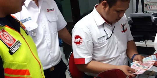 Tas Berisi Uang Rp12 Juta Tertinggal di Gerbong Khusus Wanita KRL Jakarta-Bogor