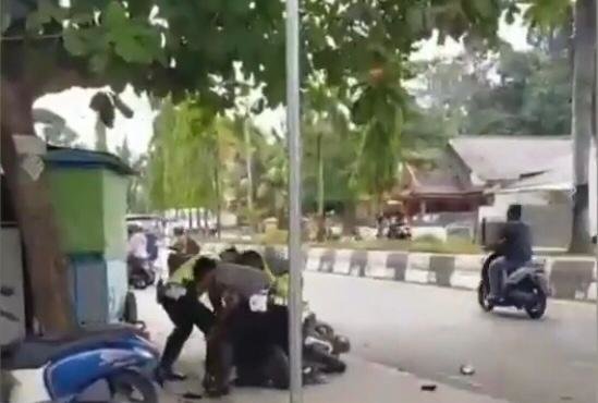 polantas dipukul pelanggar