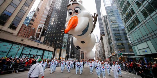 Olaf Hingga Pikachu Ramaikan Parade Thanksgiving di New York