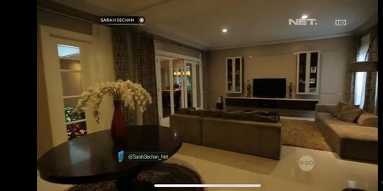 8 potret rumah bergaya elegan milik alya rohali, koleksi medali curi perhatian
