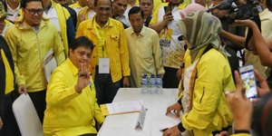Airlangga Hartarto Daftar Calon Ketua Umum Partai Golkar