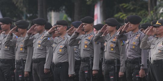 Aksi-Aksi Heroik Polisi, Ada yang Bikin Takjub Warga