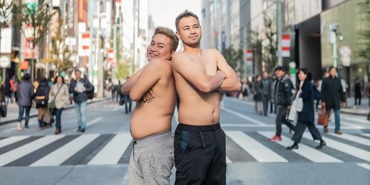 Raffi dan Merry Foto Telanjang Dada Saat Jalan-Jalan di Jepang, Warganet Heboh