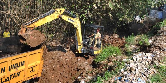 Becho Bersihkan Longsor yang Menyebabkan Pengendara Motor Tewas