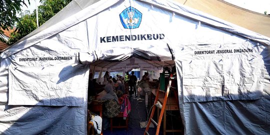 Nestapa Murid Sekolah Khusus Ujian di Tenda Darurat