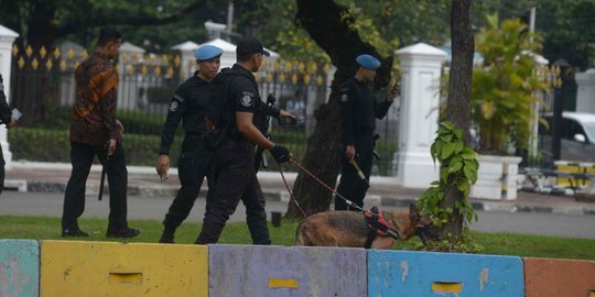 Anjing Pelacak Sisir Kawasan Istana Pasca Ledakan Granat