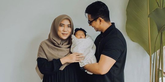 Ekspresi Kocak Fitri Tropica Sebut Baby Sada Lebih Mirip Irvan Toge Ketimbang Dirinya