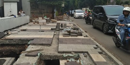 Mantan Stafsus Ahok Kritik Pembangunan Trotoar di Kemang