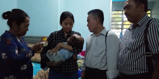 Perjuangan Ibu Besarkan Anak Derita Hydrocephalus di Surabaya