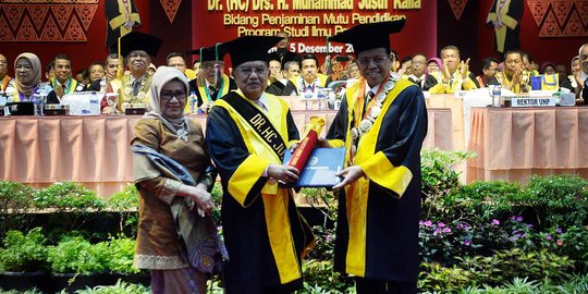 JK Terima Gelar Doktor Kehormatan dari Universitas Negeri Padang