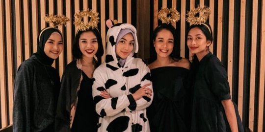 gemas, ini 5 potret citra kirana dikerjai teman-temannya pakai kostum sapi