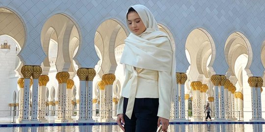 Penampilan Baru Raline Shah Pakai Hijab, Cantik Banget!