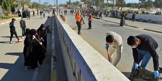 Kericuhan Mereda, Warga Irak Gotong-Royong Bersihkan Jalan