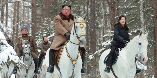Makna Terselubung di Balik Kim Jong-un Naik Kuda Putih ke Gunung Paektu