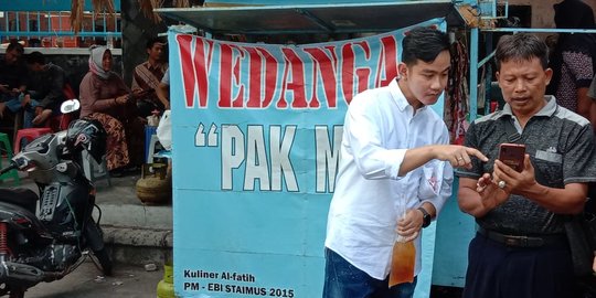 Pendaftaran Pilkada di PDIP Jateng Dibuka, Gibran Malah Jajan Es Teh di Angkringan