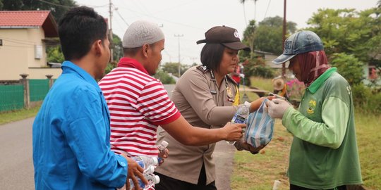 Peringati Hari Antikorupsi, Polisi di Kepri Bagikan Makanan ke Buruh