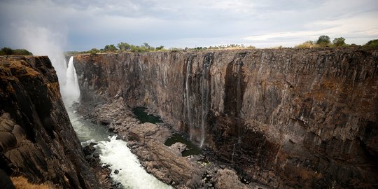 Pemandangan Air Terjun Victoria Sebelum dan Setelah Dilanda Kekeringan