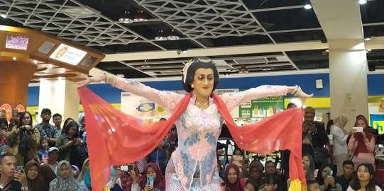 Kumpulkan Donasi untuk Seniman, Didik Nini Thowok Mengamen di Malang