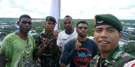 Aksi Heroik Prajurit TNI dan Warga Kibarkan Bendera Merah Putih di Asmat