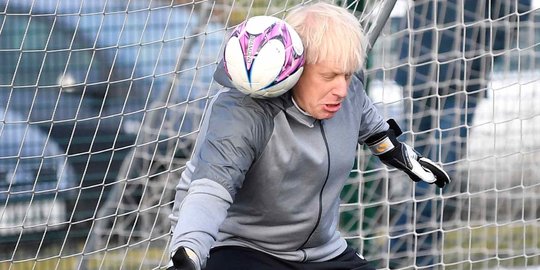 Ekspresi Kocak PM Boris Johnson Saat Beraksi Jadi Kiper