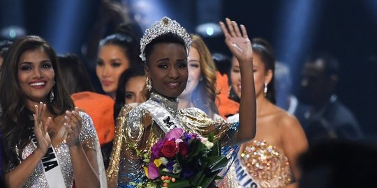 Foto Sosok Zozibini Tunzi Peraih Mahkota Miss Universe 2019 Dari Afrika Selatan Merdeka Com