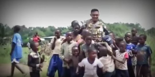 Anak-anak Afrika Menangis Sedih Saat Pasukan Garuda TNI Mau Kembali ke Indonesia
