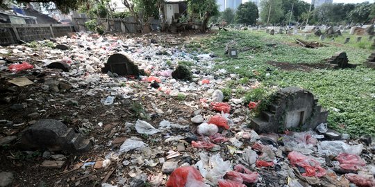 Makam Sampah di TPU Ibu Kota