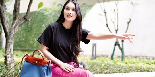 Sandra Dewi Kibaskan Rok di Teras Rumahnya, Warganet Salah Fokus