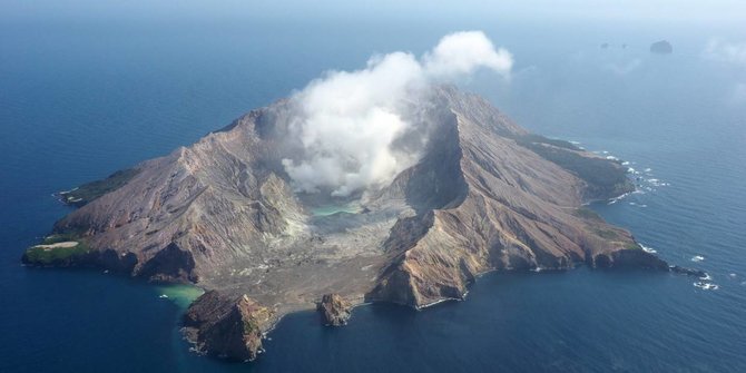 https://cdns.klimg.com/merdeka.com/i/w/news/2019/12/09/1132144/670x335/video-gunung-berapi-di-selandia-baru-meletus-lima-turis-tewas-dan-lainnya-hilang.jpg