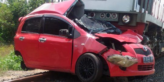 Pasutri Tewas usai Mobil Ditabrak Kereta di Perlintasan Tanpa Palang Pintu di Kendal