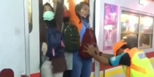 Video Sesaknya Naik KRL, Sampai Cewek Didorong Berkali-kali
