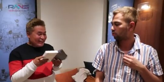 hadiah iphone serupa dari raffi rev3
