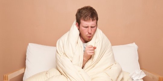 5 Cara Melegakan Tenggorokan Ketika Mengalami Batuk yang Mengganggu di Malam Hari