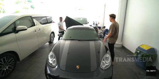 Mengintip Deretan Koleksi Mobil Mewah Suami Iis Dahlia, Ada Porsche Seharga Miliaran!