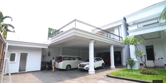 mengintip deretan koleksi mobil mewah suami iis dahlia, ada porsche seharga miliaran!