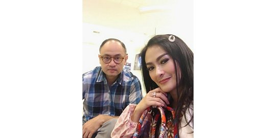 5 potret mesra iis dahlia dan suami di usia pernikahan 18 tahun