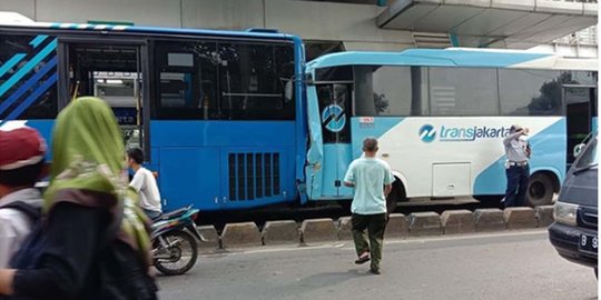 2 Bus Transjakarta Tabrakan di Halte Kantor Wali Kota Jakarta Timur