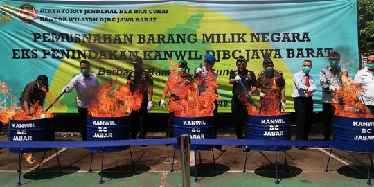 Ribuan Botol Miras dan Puluhan Ton Pakaian Bekas Ilegal Dimusnahkan di Bandung