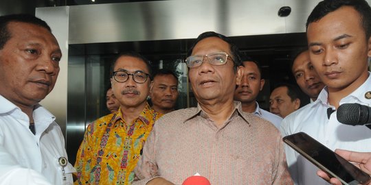 Jokowi Minta Mahfud MD Kawal Pengusutan Kasus Korupsi Besar dan Pelanggaran HAM