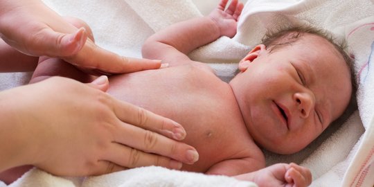 Memijat Bayi Bisa Miliki Manfaat Luar Biasa bagi Anak dan Orangtua