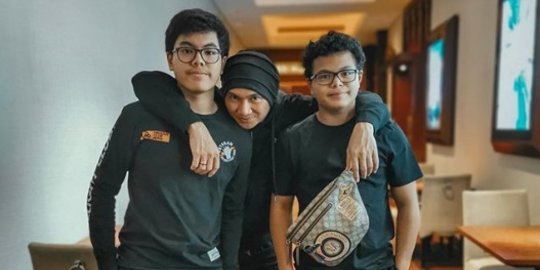 6 potret kedekatan artis dengan anak tiri, kompak dan manis