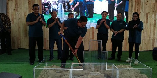 Sambil Bersepeda, Anies Hadiri Groundbreaking Hunian DP 0 Rupiah Cilangkap